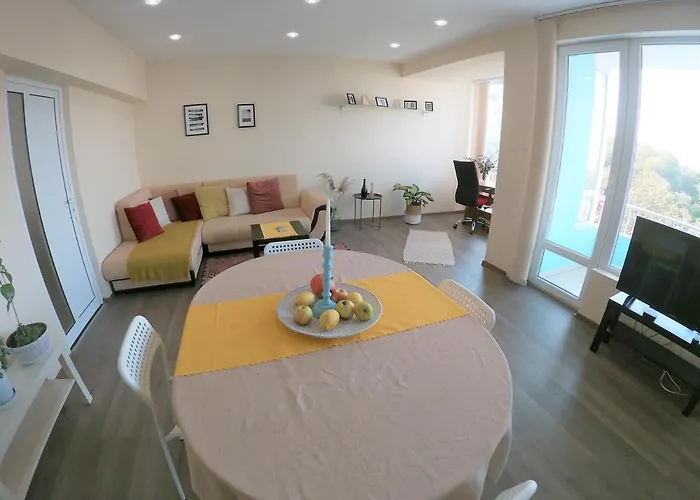 By The Cathedral - Center - 2 Bedroom Flat Apartment *